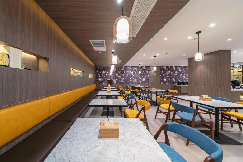 Hanting Premium Xinzhuang Longemont Hotel 3*